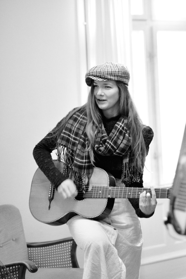 Danish singer Kira Martini plays the guitar, photo by Niels-Jacob Dandanell.