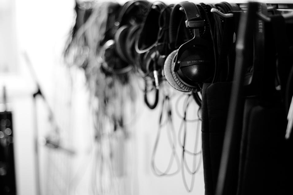 Wires and headphones in Soundscape Studio, photo by Niels-Jacob Dandanell.